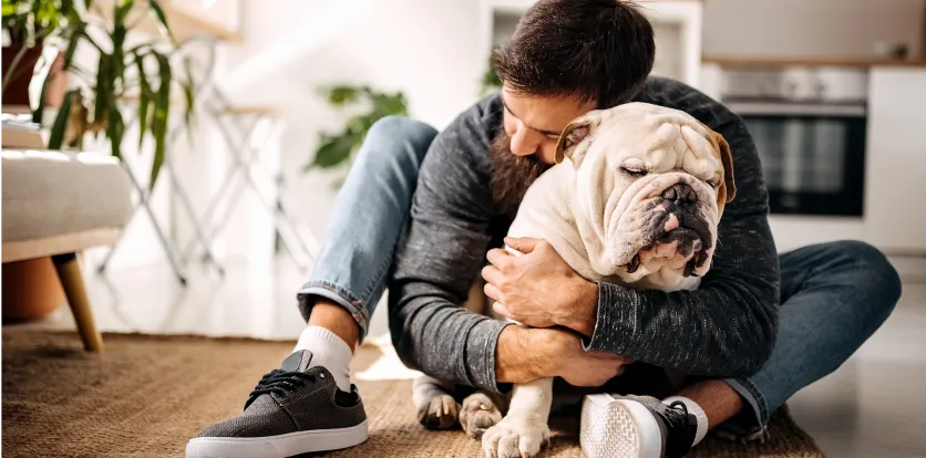 Muller sorrindo mentres saca unha foto nun barco fronte ao mar